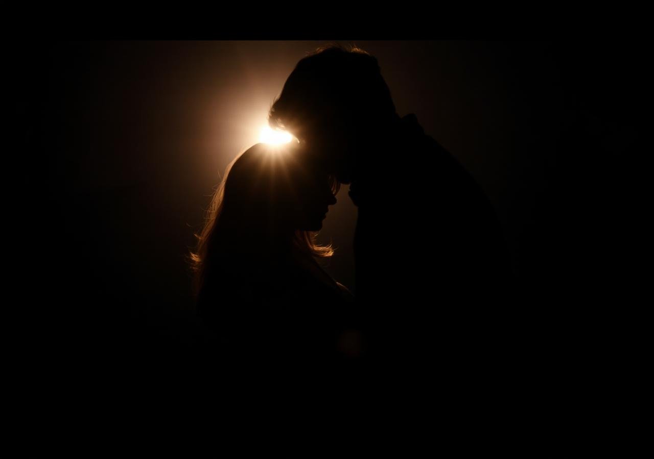 Silhueta de Sofia e Cedric na penumbra